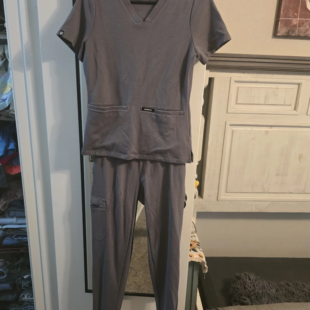 5 Scrub Sets - Picture 13 of 16